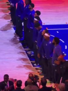 詹姆斯赛前仪式动作引争议